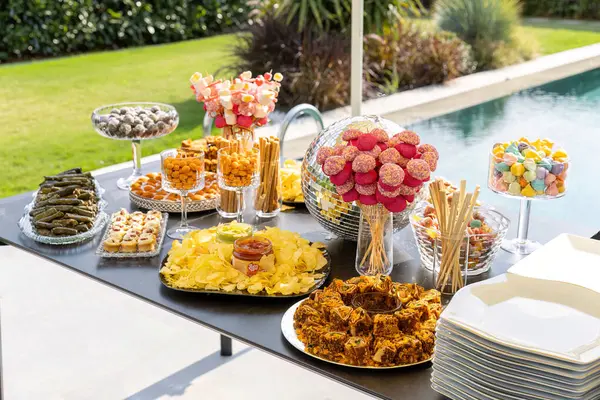 Açık büfe, çeşitli atıştırmalıklar ve aperatiflerle