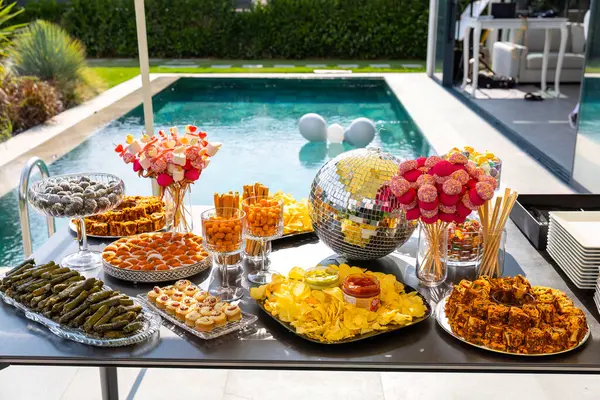 Açık büfe, çeşitli atıştırmalıklar ve aperatiflerle