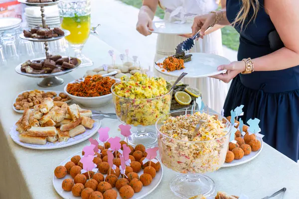 Açık büfe, çeşitli atıştırmalıklar ve aperatiflerle