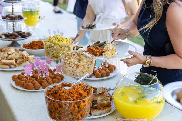 Açık büfe, çeşitli atıştırmalıklar ve aperatiflerle