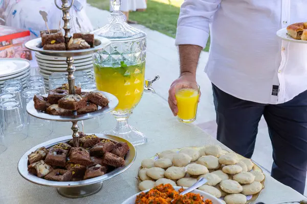 Açık büfe, çeşitli atıştırmalıklar ve aperatiflerle