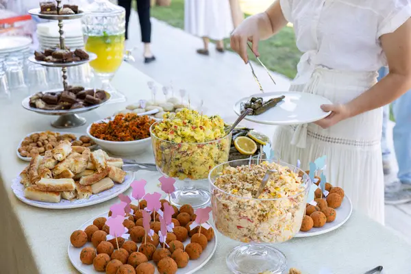 Açık büfe, çeşitli atıştırmalıklar ve aperatiflerle