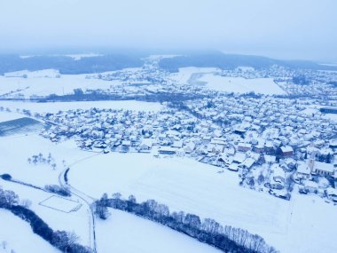 Noel ağacının süslendiği ve kışın alacakaranlıkta mavi saatte aydınlatılan Sankt Sebastian 'ın güzel alacakaranlık manzaralı kilisesi, Ramsau, Berchtesgadener Toprakları, Bavyera, Almanya.