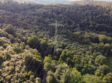 Rüzgâr çiftliği ya da rüzgar parkının panoramik görüntüsü, jenerasyon için yüksek rüzgar türbinleri ve fotokopi alanı. Yeşil enerji konsepti. Yüksek kalite fotoğraf