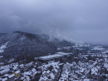 Endüstriyel metalürjik fabrika şafak dumanı duman emisyonları kötü ekoloji hava fotoğrafçılığı. Yüksek kalite fotoğraf