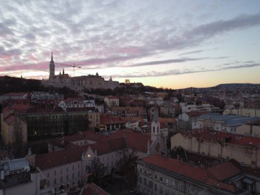 Parlamento, Zincir Köprüsü ve Buda Kalesi 'nin akşam manzarası. Budapeşte, Macaristan, Avrupa 'da renkli sanset. Sanatsal stil, işlenmiş fotoğraf. Yüksek kalite fotoğraf