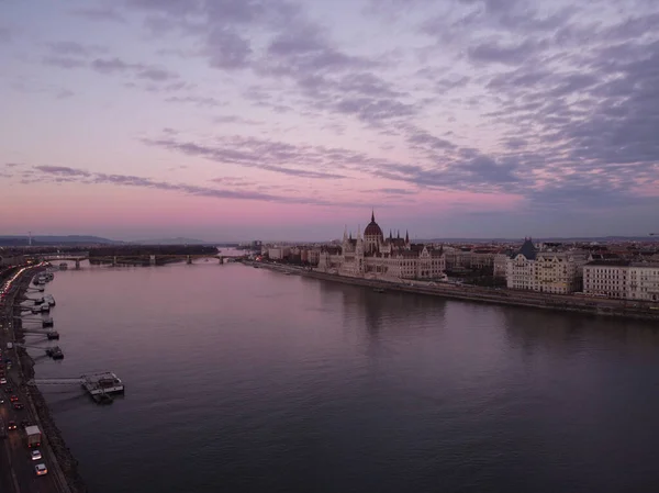 Wieczorny Widok Parlamentu Most Łańcuchowy Zamek Buda Kolorowe Piaszczyste Budapeszcie — Zdjęcie stockowe