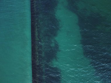 Kumsal ve dalgalar yukarıdan görünüyor. Turkuaz su arka planı. Havadan gelen yaz deniz manzarası. İHA 'nın üst görüntüsü. Seyahat konsepti ve fikri. Yüksek kalite fotoğraf