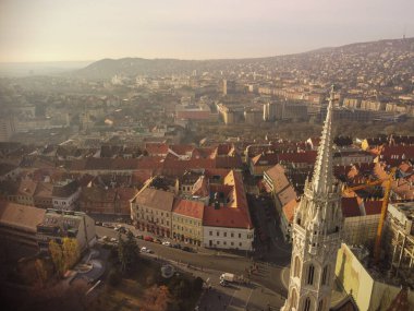 Macaristan 'ın yaz günbatımında Budapeşte' nin simgelerinden panoramik manzara. Yüksek kalite fotoğraf. Hungary 'de günaydın. Yukarıdan Budapeşte.