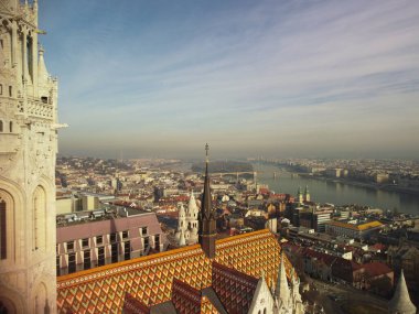 Macaristan 'ın yaz günbatımında Budapeşte' nin simgelerinden panoramik manzara. Yüksek kalite fotoğraf. Hungary 'de günaydın. Yukarıdan Budapeşte.