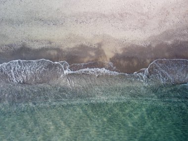 Kumsal ve dalgalar yukarıdan görünüyor. Turkuaz su arka planı. Havadan gelen yaz deniz manzarası. İHA 'nın üst görüntüsü. Seyahat konsepti ve fikri. Yüksek kalite fotoğraf