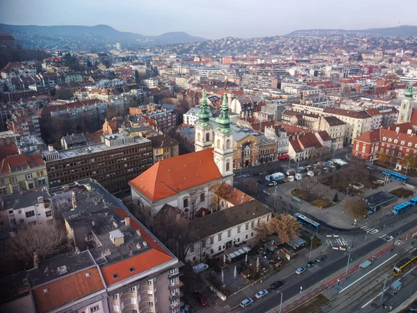 Macaristan 'ın yaz günbatımında Budapeşte' nin simgelerinden panoramik manzara. Yüksek kalite fotoğraf. Hungary 'de günaydın. Yukarıdan Budapeşte.