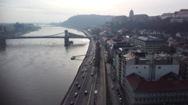 Budapeşte, Macaristan - Arkaplanda Budapeşte ufuk çizgisi bulunan Özgürlük Heykeli 'nin etrafında uçan insansız hava aracının gündoğumunda 4K hava görüntüsü. Yüksek kaliteli FullHD görüntüler. Şehrin üzerinde uçuyor