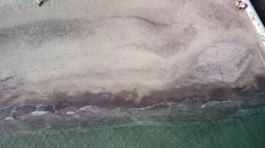 Yeşil adaya rüya gezisi. Güzel Hawaii plajına açık hava macera seyahati. Sinematik vahşi doğa hava 4K. Şeffaf yeşil deniz suları. Dokunulmamış doğa yaz günü. Yüksek kaliteli FullHD görüntüler