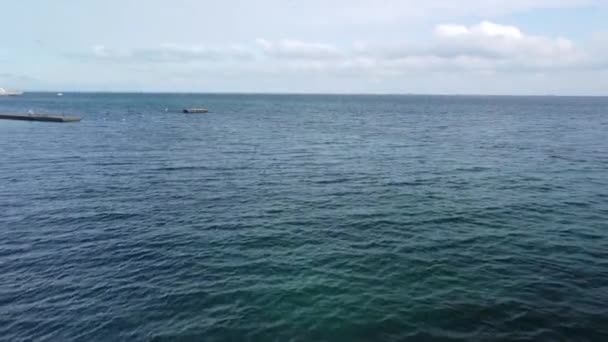 Laag Een Oceaan Zee Water Vliegen Als Zon Ondergaat Aan — Stockvideo