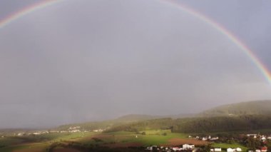 Drone görüntüleri, Yorkshire Dales 'teki Swaledale köyünün üzerinde uçuyor. Yüksek kalite 4K görüntü. Gökkuşağı ve güzel kırsal hava manzarası. Yüksek kaliteli FullHD görüntüler. Çift Gökkuşağı.