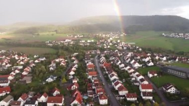 Drone görüntüleri, Yorkshire Dales 'teki Swaledale köyünün üzerinde uçuyor. Yüksek kalite 4K görüntü. Gökkuşağı ve güzel kırsal hava manzarası. Yüksek kaliteli FullHD görüntüler. Çift Gökkuşağı.