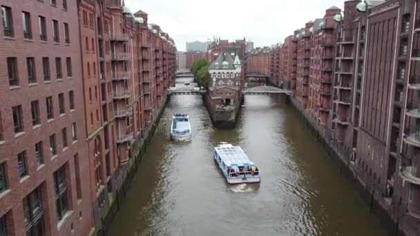 Antiguos Edificios Ladrillo Rojo Speicherstadt Largo Canal Con Puentes Hamburgo — Vídeo de stock