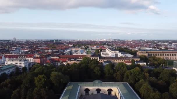 Aerial Vuelo Lento Través Empty Central Berlin Neighbourhood Street Con — Vídeo de stock