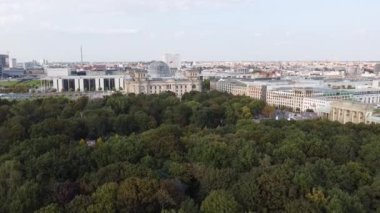 Berlin 'in, Almanya' nın, başkentin ufuk çizgisinin, vinç çekimlerinin kurulması, harika bir gün. Yüksek kaliteli FullHD görüntüler