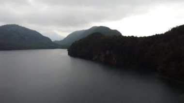 Göl manzarası Lucerne Vierwaldstattersee ve İsviçre Alpleri 'ni gösteriyor. Yüksek kaliteli FullHD görüntüler. Alman Alpleri ve gölleri üzerinde uçuyorlar. Neuschwanstein Kalesi
