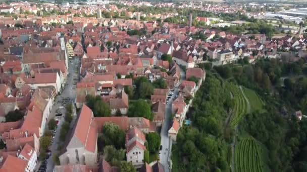 Rothenburg Der Tauber Bavaria Germany逆转无人驾驶飞机的俯瞰 高质量的Fullhd镜头飞越德国中世纪的古城 — 图库视频影像