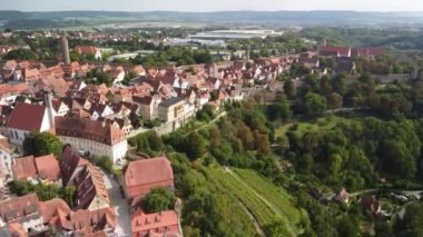 Rothenburg ob der Tauber Bavyera Almanya İHA 'nın ters hava görüntüsü. Orta Çağ 'ın eski Alman şehrinde yüksek kaliteli FullHD görüntüleri uçuyor..