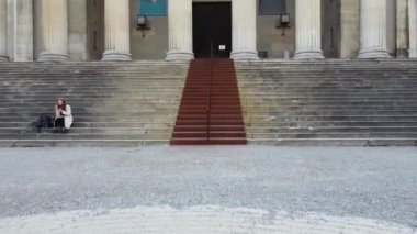 Berlin 'in, Almanya' nın, başkentin ufuk çizgisinin, vinç çekimlerinin kurulması, harika bir gün. Yüksek kaliteli FullHD görüntüler