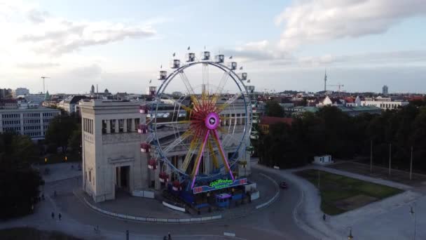 Imagini Aproape Roata Ferris Colorată Care Învârte Într Însorită Mișcare — Videoclip de stoc