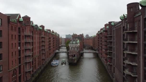 Antiguos Edificios Ladrillo Rojo Speicherstadt Largo Canal Con Puentes Hamburgo — Vídeo de stock