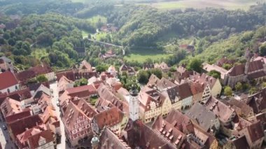 Rothenburg ob der Tauber Bavyera Almanya İHA 'nın ters hava görüntüsü. Orta Çağ 'ın eski Alman şehrinde yüksek kaliteli FullHD görüntüleri uçuyor..