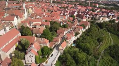 Rothenburg ob der Tauber Bavyera Almanya İHA 'nın ters hava görüntüsü. Orta Çağ 'ın eski Alman şehrinde yüksek kaliteli FullHD görüntüleri uçuyor..