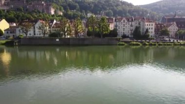 Heidelberg: Heidelberg Şatosu 'nun hava manzarası Heidelberger Schloss, tepenin üstündeki ortaçağ kalesi - Almanya' nın yukarıdan manzarası, Avrupa. Yüksek kaliteli FullHD görüntüler