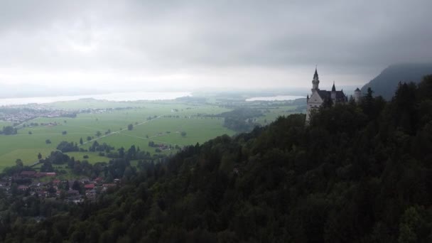 バイエルンドイツの有名なノイシュヴァンシュタイン城 航空写真 高品質のフルHd映像 中世の城の山と森 — ストック動画