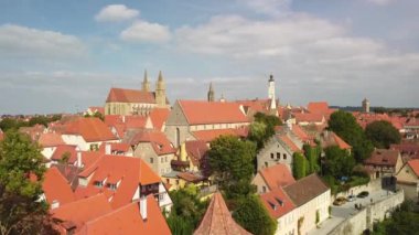 Rothenburg ob der Tauber Bavyera Almanya İHA 'nın ters hava görüntüsü. Orta Çağ 'ın eski Alman şehrinde yüksek kaliteli FullHD görüntüleri uçuyor..