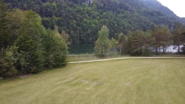 夏天至初秋阳光明媚的早晨 莫兰湖是美丽的风景 绿松石碧水 白雪覆盖的十峰谷地 高质量的Fullhd视频 巴伐利亚阿尔卑斯山 — 图库视频影像