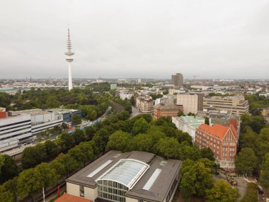 Bir yaz günü Hamburg limanının havadan görüntüsü. Yüksek kaliteli fotoğraf. Hamburg şehrinin ufuk çizgisi ve şehir manzarası..