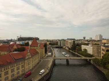 Bir yaz günü Hamburg limanının havadan görüntüsü. Yüksek kaliteli fotoğraf. Hamburg şehrinin ufuk çizgisi ve şehir manzarası..