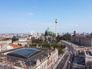 Berlin 'in hava manzarası, alacakaranlıkta dramatik bulutlarla birlikte, alacakaranlıkta eski Instagram tarzı filtre efektiyle, alacakaranlıkta görülür. Yüksek kalite fotoğraf