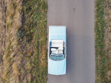 Mavi araba, güneşli gökyüzünün arka planına parkedilmiş. Otomotiv fotoğrafçılığı. Mesaj için yer var. Arabayla arka plan. - Evet. Yüksek kalite fotoğraf