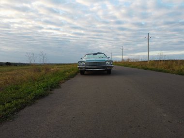 Mavi araba, güneşli gökyüzünün arka planına parkedilmiş. Otomotiv fotoğrafçılığı. Mesaj için yer var. Arabayla arka plan. - Evet. Yüksek kalite fotoğraf