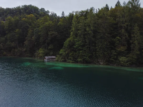 Německý Dřevěný Letní Dům Terasou Výhledem Malebné Jezero Při Západu — Stock fotografie