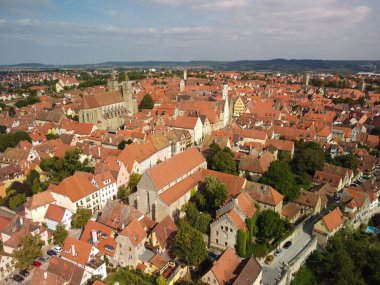 Ortaçağ kasabası Rothenburg ob der Tauber 'in klasik manzarası ortaçağ duvarı ve ormanı ile güzel güneşli bir günde mavi gökyüzü ve bulutlar baharda, Bavyera, Almanya. Yüksek kalite fotoğraf