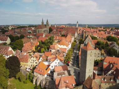 Rothenburg ob der Tauber havadan panoramik manzara. Rothenburg ob der Tauber, Almanya 'da Bavyera eyaletinde yer alan bir şehirdir. Yüksek kalite fotoğraf. Eski bir Alman şehri. Taş evler