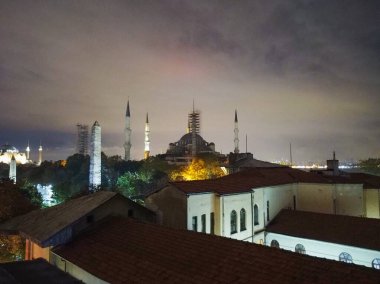 Günbatımında Türkiye 'nin İstanbul kentindeki Sultanahmet Camii Mavi Camii. Yüksek kalite fotoğraf. Gece sisli bulutlu Osmanlı şehri İstanbul.