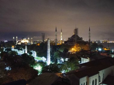 Günbatımında Türkiye 'nin İstanbul kentindeki Sultanahmet Camii Mavi Camii. Yüksek kalite fotoğraf. Gece sisli bulutlu Osmanlı şehri İstanbul.