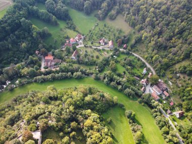 Yeşil ormanın içinden geçen yol, ormanın içinden geçen şehrin havadan görünüşü, yukarıdan görünen orman manzarası, yukarıdan görünen doku, ekosistem ve sağlıklı çevre kavramı ve arka plan. Yüksek kalite fotoğraf