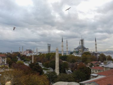 İstanbul 'un Haliç Koyu' nda turistik gezi gemileri ve mavi gökyüzü ve bulutlara karşı Sultanahmet ilçesi olan camii. Güneşli yaz gününde İstanbul, Türkiye. Yüksek kalite fotoğraf