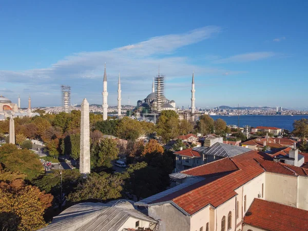 Touristic Sightseeing Ships Golden Horn Bay Istanbul Mosque Sultanahmet District — Stock Photo, Image