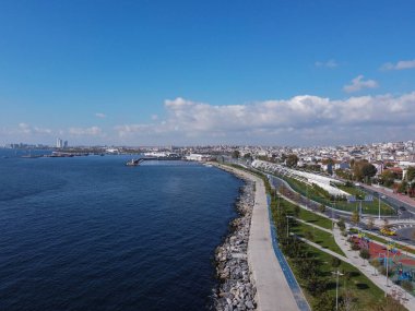 Bulutlu bir günde İstanbul ve Türkiye Boğazı 'ndaki dolgu seti. Yüksek kalite fotoğraf. İstanbul 'un yaya yolu ve boğazın manzaralı seti.